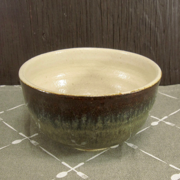 陶器 ひとくち茶碗・深型　こげ茶＋白（1）【240116】 1枚目の画像