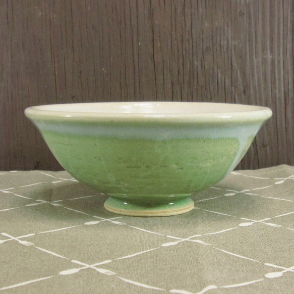 陶器 ご飯茶碗（大） うす緑＋白【240104】 2枚目の画像