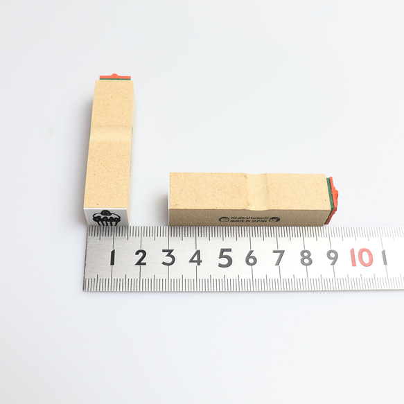 いちごのマフィンケーキ＊15mm角＊ラバースタンプ＊R916 人気・おすすめ｜使いやすい・旅行におすすめ 品質保証 全国発送 日本国内発送・最短翌日お届け