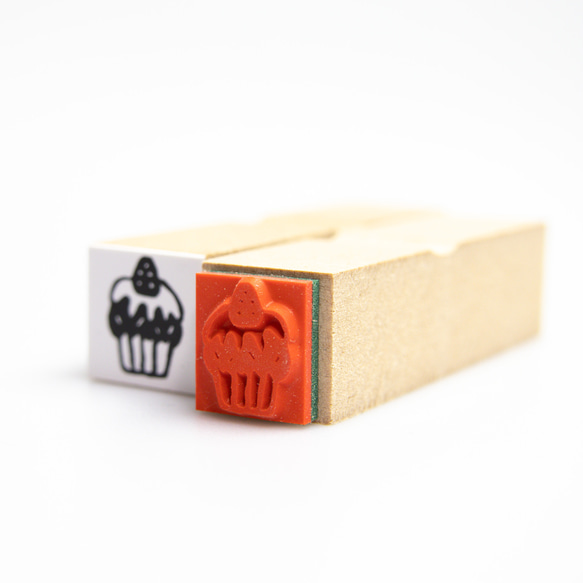 いちごのマフィンケーキ＊15mm角＊ラバースタンプ＊R916 人気・おすすめ｜使いやすい・旅行におすすめ 品質保証 全国発送 日本国内発送・最短翌日お届け