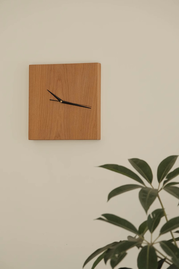 【年輪】実木の和風さくらんぼの木の時計 無垢のリビング北欧の壁掛け時計 静音の四角い置時計 8枚目の画像