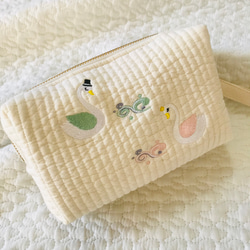 スワンとティアラ　oshirifuki case  name刺繍ストラップ付き　お尻拭きケース　ヌビポーチ　name刺繍 7枚目の画像