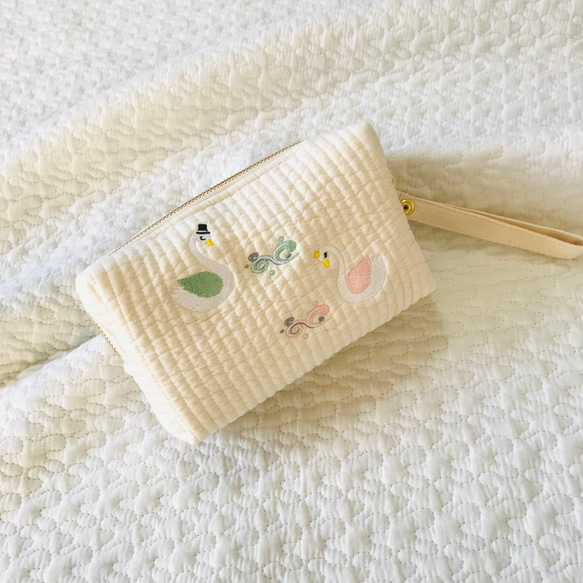 スワンとティアラ　oshirifuki case  name刺繍ストラップ付き　お尻拭きケース　ヌビポーチ　name刺繍 2枚目の画像