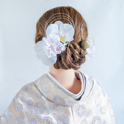 胡蝶蘭と桜の髪飾り 結婚式・成人式・卒業式に 白 ピンク 和装 和風 アーティフィシャルフラワー 3枚目の画像