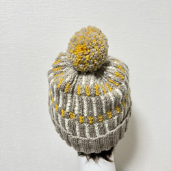 ボンボン付きニット帽　二目ゴム編み　編み込み　手編み　グレー　アイボリー　カラシ 2枚目の画像