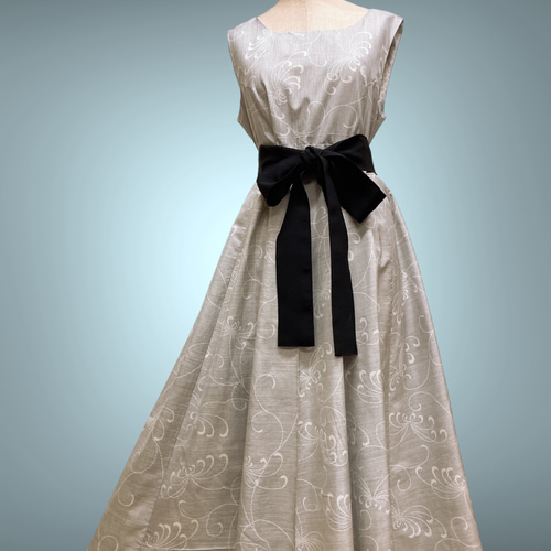 大島紬　フレアロングワンピース　絹　着物リメイク　白大島 大島紬 フレアロングワンピース 絹 着物リメイク 白大島 楽天