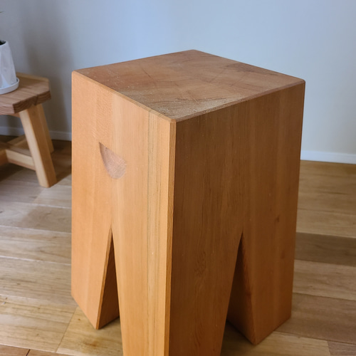 彫刻のようなスツール サイドテーブル 花台 椅子 置物 オブジェ 無垢