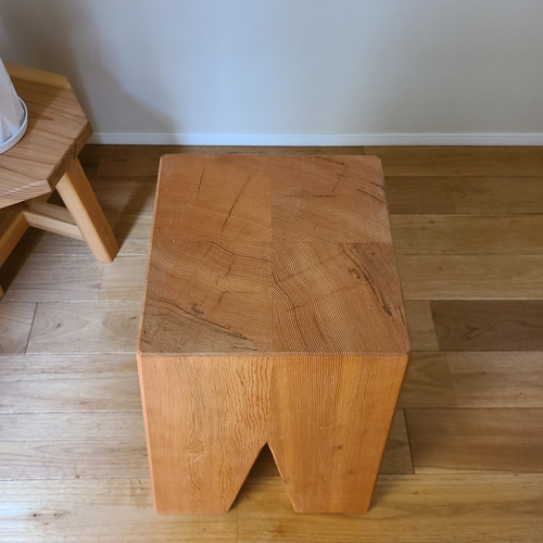 彫刻のようなスツール サイドテーブル 花台 椅子 置物 オブジェ 無垢