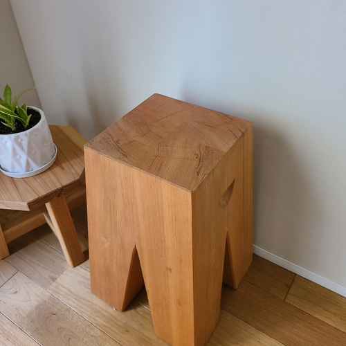 彫刻のようなスツール サイドテーブル 花台 椅子 置物 オブジェ 無垢