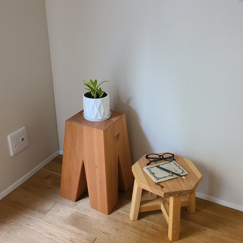 彫刻のようなスツール サイドテーブル 花台 椅子 置物 オブジェ 無垢