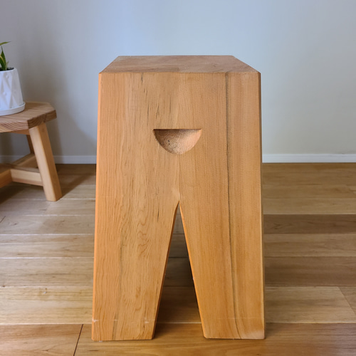 彫刻のようなスツール サイドテーブル 花台 椅子 置物 オブジェ 無垢