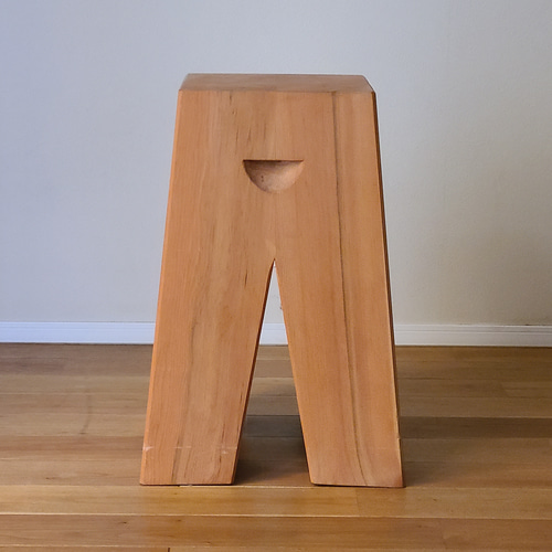 彫刻のようなスツール サイドテーブル 花台 椅子 置物 オブジェ 無垢