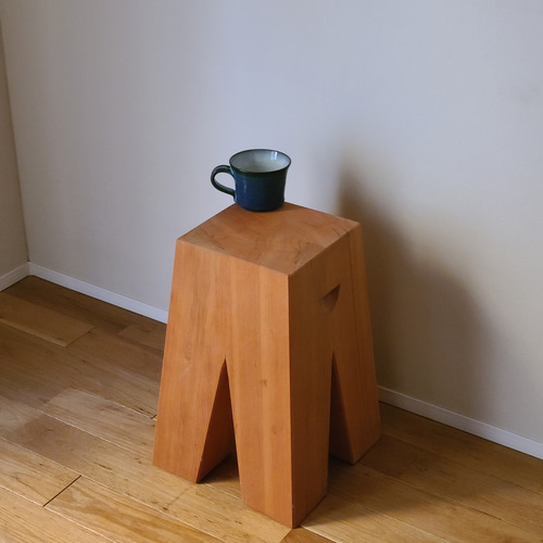 彫刻のようなスツール サイドテーブル 花台 椅子 置物 オブジェ 無垢