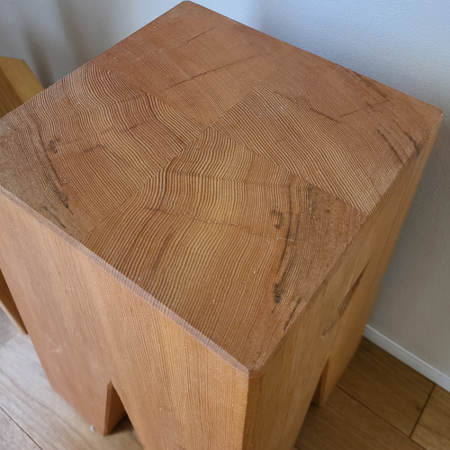 彫刻のようなスツール サイドテーブル 花台 椅子 置物 オブジェ 無垢