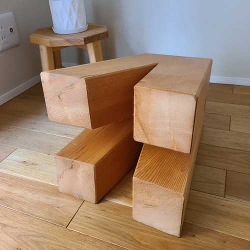 彫刻のようなスツール サイドテーブル 花台 椅子 置物 オブジェ 無垢