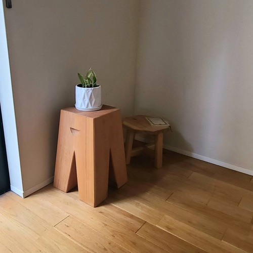 彫刻のようなスツール サイドテーブル 花台 椅子 置物 オブジェ 無垢