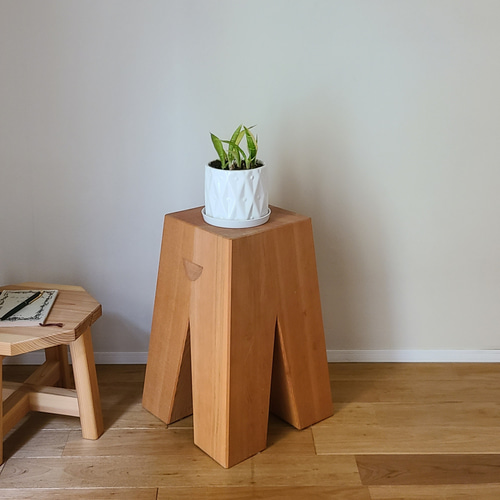 彫刻のようなスツール サイドテーブル 花台 椅子 置物 オブジェ 無垢