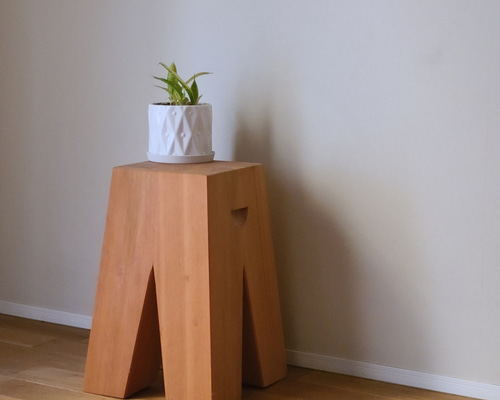 彫刻のようなスツール サイドテーブル 花台 椅子 置物 オブジェ 無垢