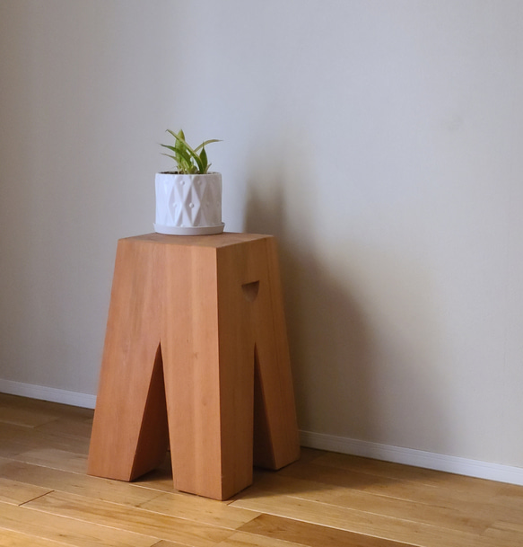 彫刻のようなスツール サイドテーブル 花台 椅子 置物 オブジェ 無垢