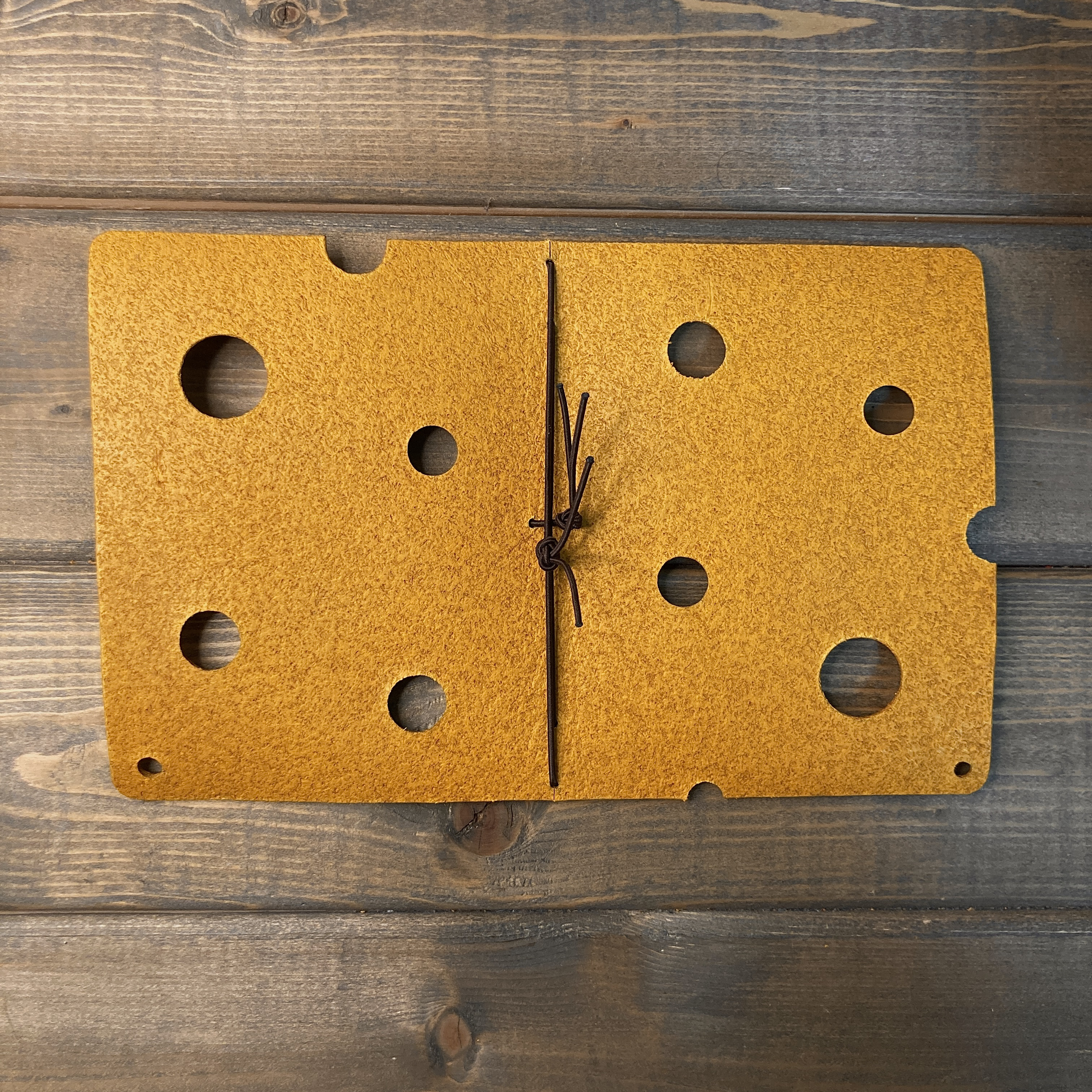 【パスポートサイズ・穴あきタイプ】B7 トラベラーズノートリフィル対応　ノートカバー レザー チーズ柄  手帳カバー