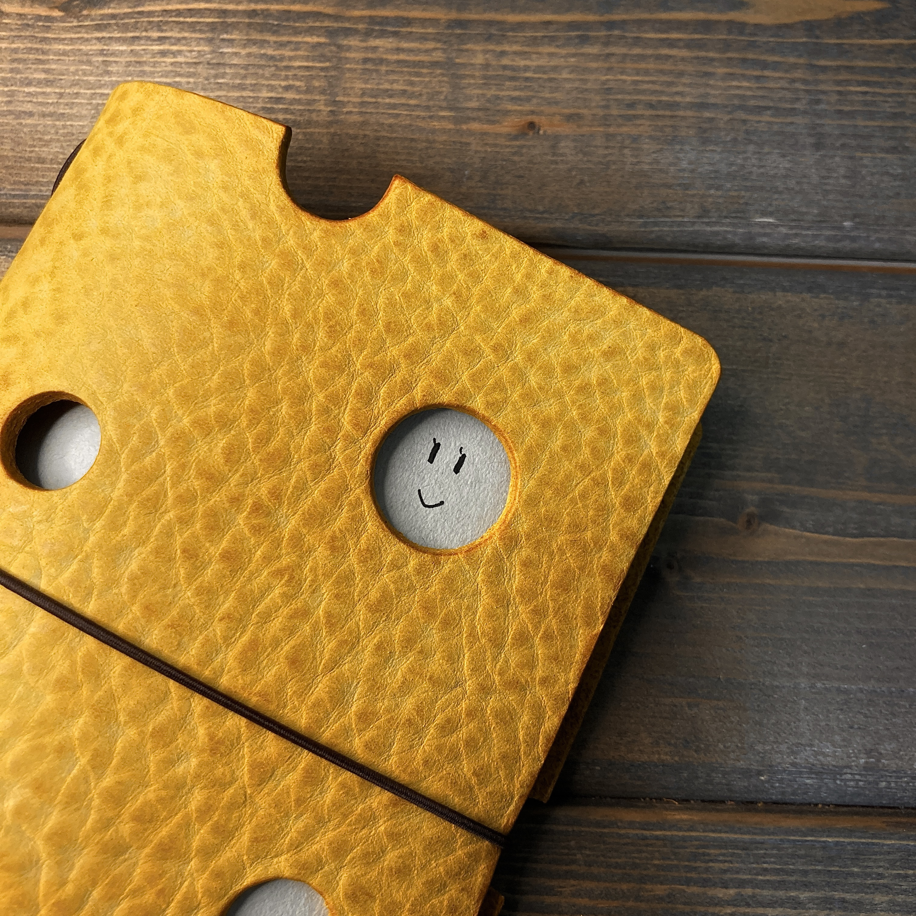 【パスポートサイズ・穴あきタイプ】B7 トラベラーズノートリフィル対応　ノートカバー レザー チーズ柄  手帳カバー