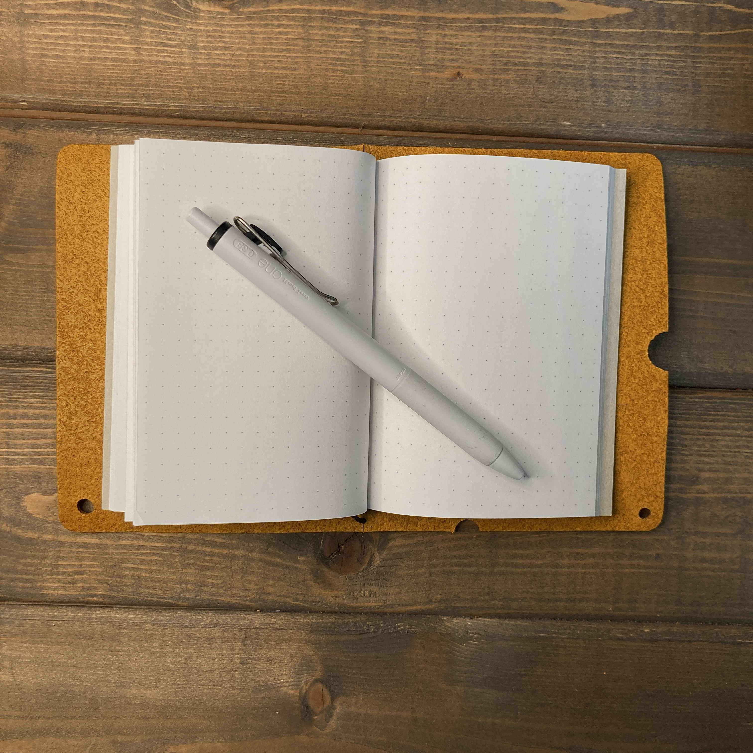 【パスポートサイズ・穴あきタイプ】B7 トラベラーズノートリフィル対応　ノートカバー レザー チーズ柄  手帳カバー