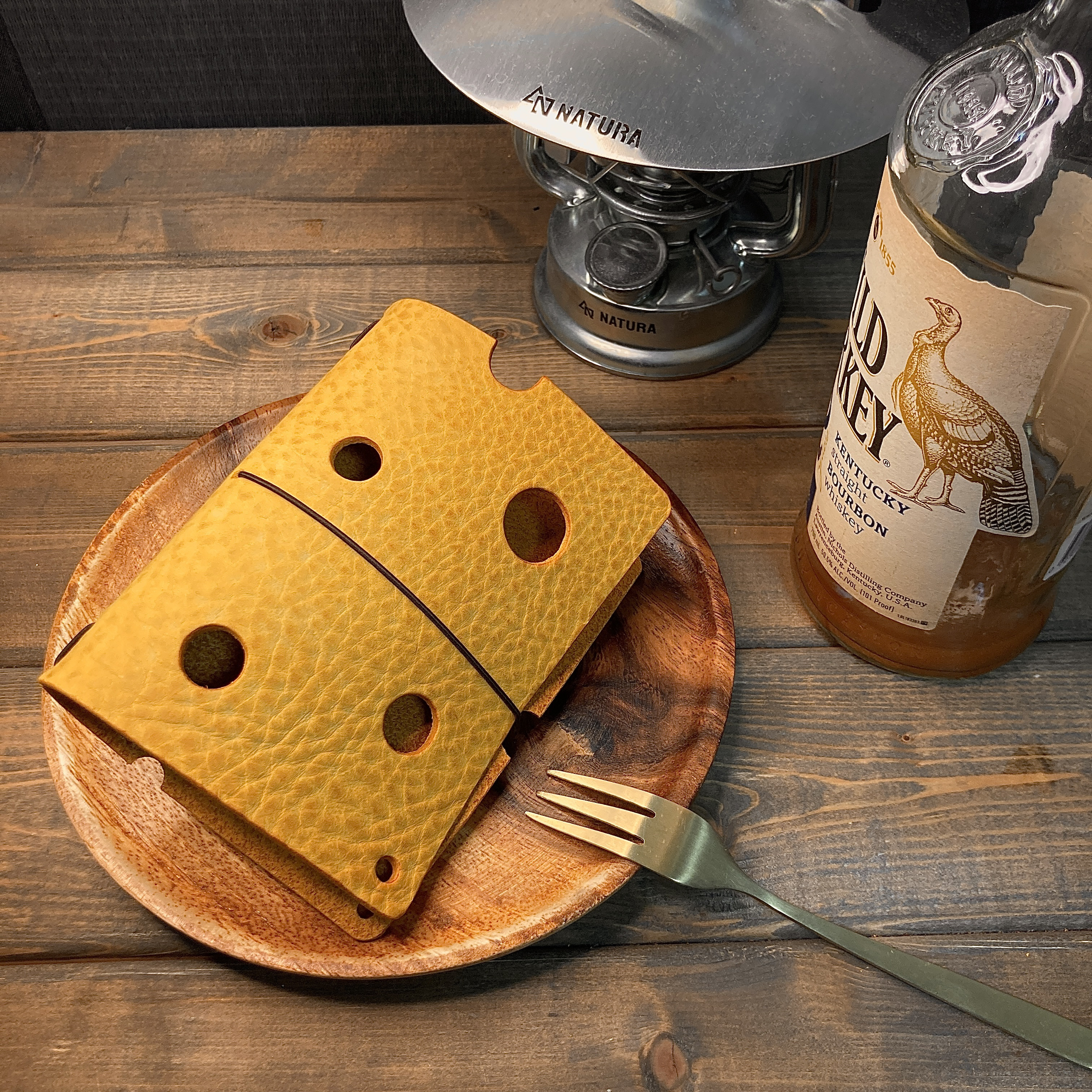 【パスポートサイズ・穴あきタイプ】B7 トラベラーズノートリフィル対応　ノートカバー レザー チーズ柄  手帳カバー