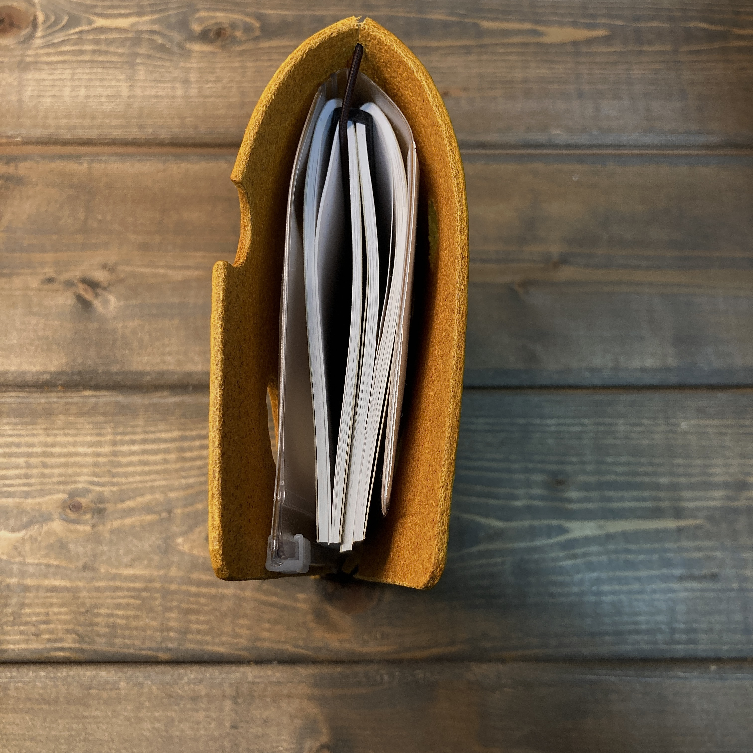 【パスポートサイズ・穴あきタイプ】B7 トラベラーズノートリフィル対応　ノートカバー レザー チーズ柄  手帳カバー