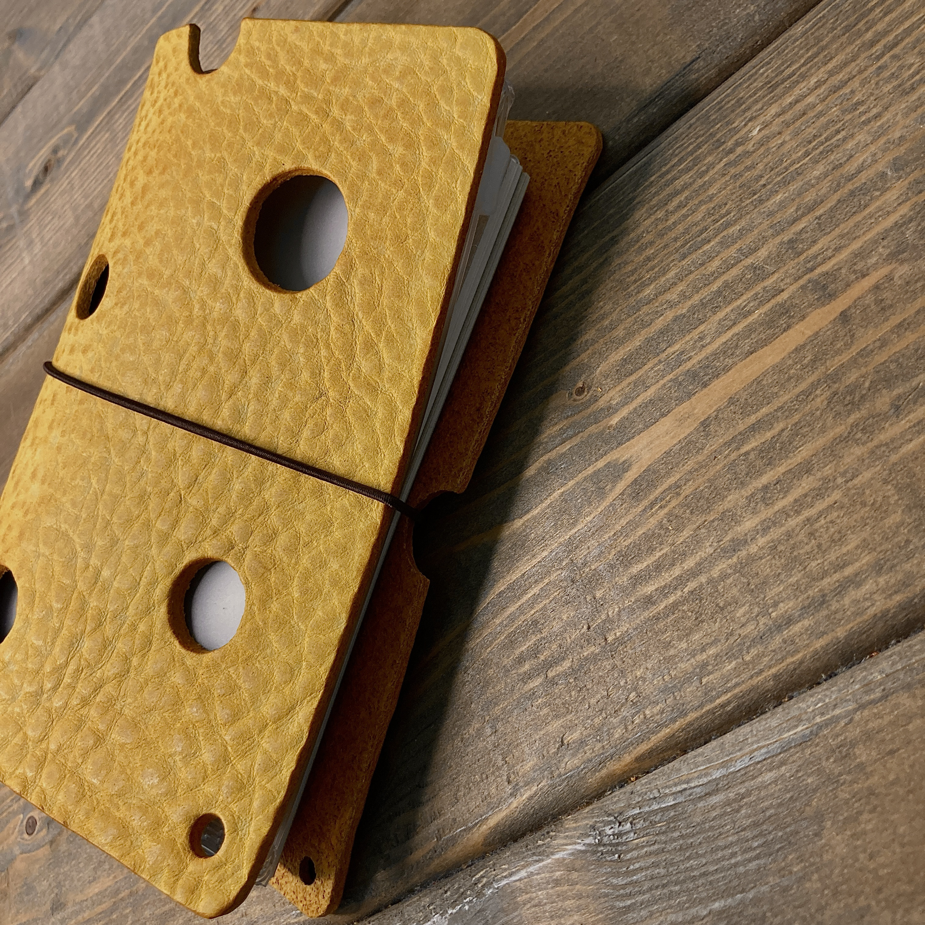 【パスポートサイズ・穴あきタイプ】B7 トラベラーズノートリフィル対応　ノートカバー レザー チーズ柄  手帳カバー