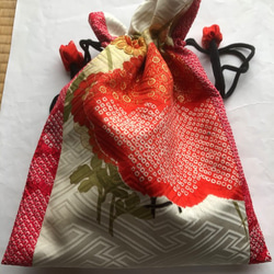 ７５４５　絞りと花柄の振袖で作った巾着袋　＃送料無料 1枚目の画像