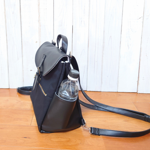 大きな大きな目玉が付いた四角いリュック 大きな大きな目玉が付いた四角いリュック 大きな大きな目玉が