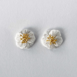 1月の花　椿  （白）　ピアス / イヤリング 1枚目の画像