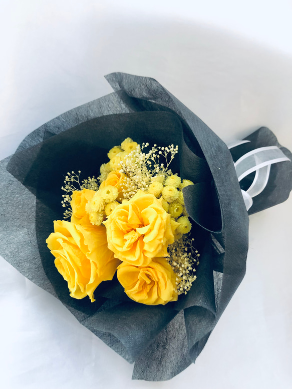 プリザーブドフラワー/黄色の薔薇とイモーテルの花束（花束ラッピング） 3枚目の画像
