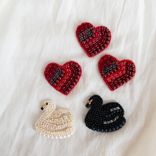 【ペパーミントヨーゼフ】オートクチュールビーズ刺繍　赤ハートピアス&PIN ペパーミントヨーゼフ】オートクチュールビーズ刺繍 赤ハート