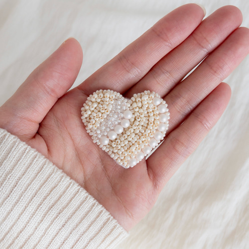 ホワイトなハートのビーズ刺繍ブローチ ブローチ m.iro 通販