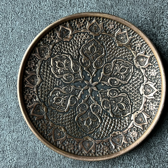 ペルシャの銅皿　飾り皿（ガラムザニー）Φ15ｃｍ【GHALAM ZANI -031】 2枚目の画像