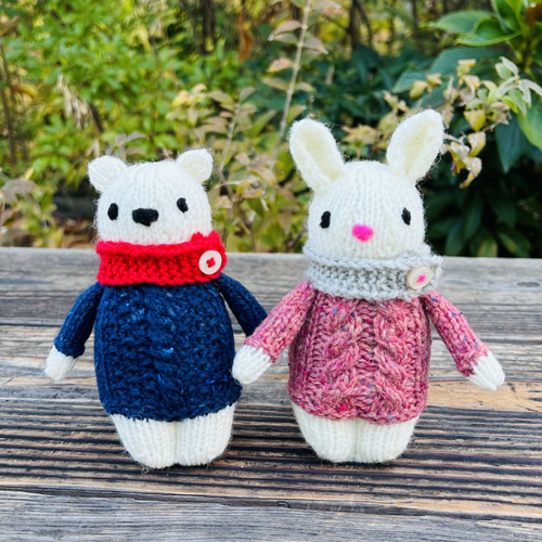 うさぎのぼうぐるみ ピンクケーブルセーター グレーマフラー