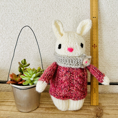 うさぎのぼうぐるみ ピンクケーブルセーター グレーマフラー