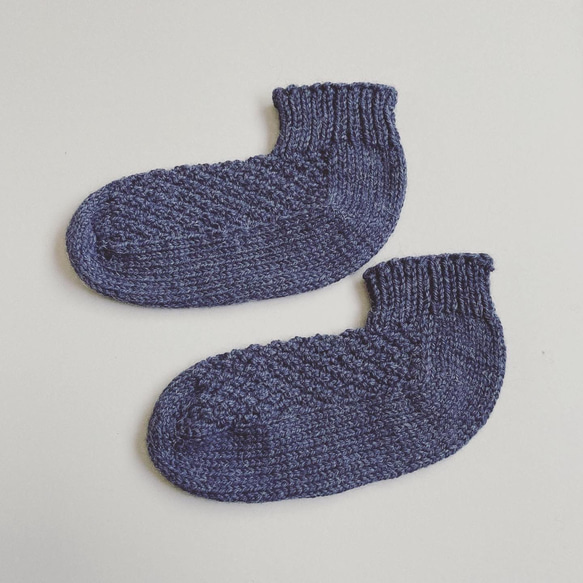 ウールの手編み靴下（ショート丈）　ネイビー 2枚目の画像