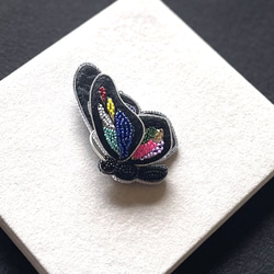 ビーズ刺繍のブローチ　-3D カラフルな蝶- 4枚目の画像