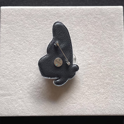 ビーズ刺繍のブローチ　-3D カラフルな蝶- 6枚目の画像