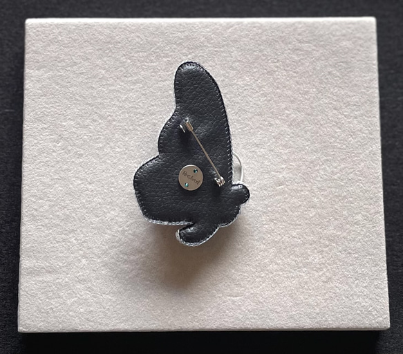 ビーズ刺繍のブローチ　-3D カラフルな蝶- 6枚目の画像