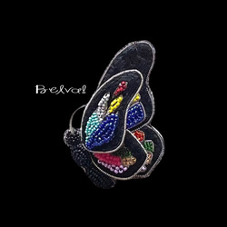 ビーズ刺繍のブローチ　-3D カラフルな蝶- 2枚目の画像