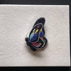 ビーズ刺繍のブローチ　-3D カラフルな蝶- 3枚目の画像