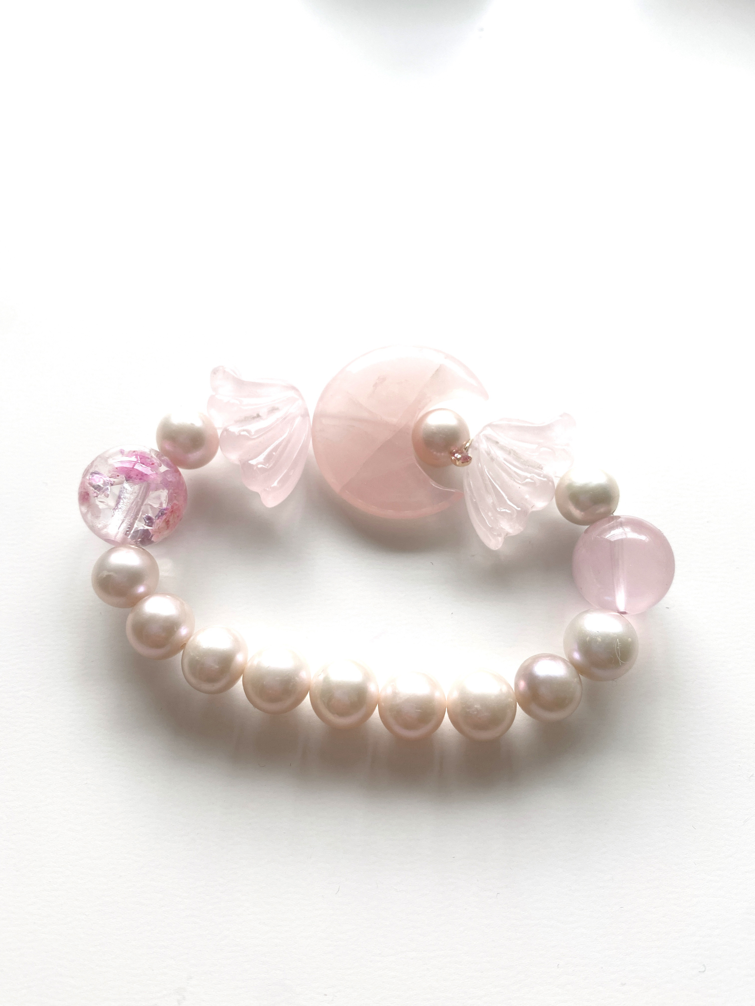 【9-92】ピンクのお月様に羽が生えて夜空を旅する不思議なピンクの夜のブレスレット