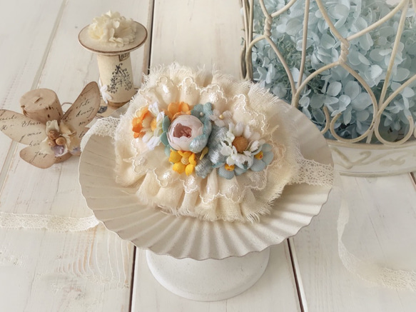 ドール用レースと染め花のスモールヘッドドレス(MLフリー・小バラ・オフホワイト&ライトブルー) 1枚目の画像