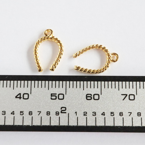 266-G k16gp 馬蹄チャーム twist Horseshoe 2個 金具・チェーン Starie