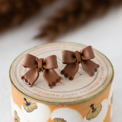 【冬季限定】フリル リボンピアス/イヤリング / ミルクチョコレート 4枚目の画像