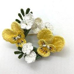 【miko様ご依頼品】立体刺繍の野の花のリースブローチ(ビオラ.あじさい.かすみ草) 3枚目の画像