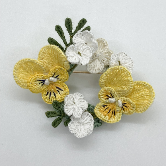 【miko様ご依頼品】立体刺繍の野の花のリースブローチ(ビオラ.あじさい.かすみ草) 1枚目の画像